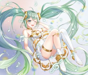 初音ミク,VOCALOID,フ二ィ,呆毛,前发,露肩,脸红,胸部,连衣裙,全身,绿色眼,绿发,发饰,闭只眼,開いた口,貧乳,笑顔,single,双马尾,白丝