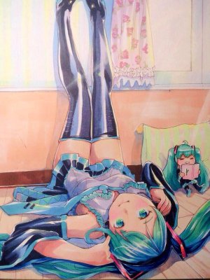 初音ミク,VOCALOID,mayoriyo,露肩,黑丝,发饰,holding,长发,视线正对,横臥,衬衫,短裙,笑顔,双马尾,絶対領域