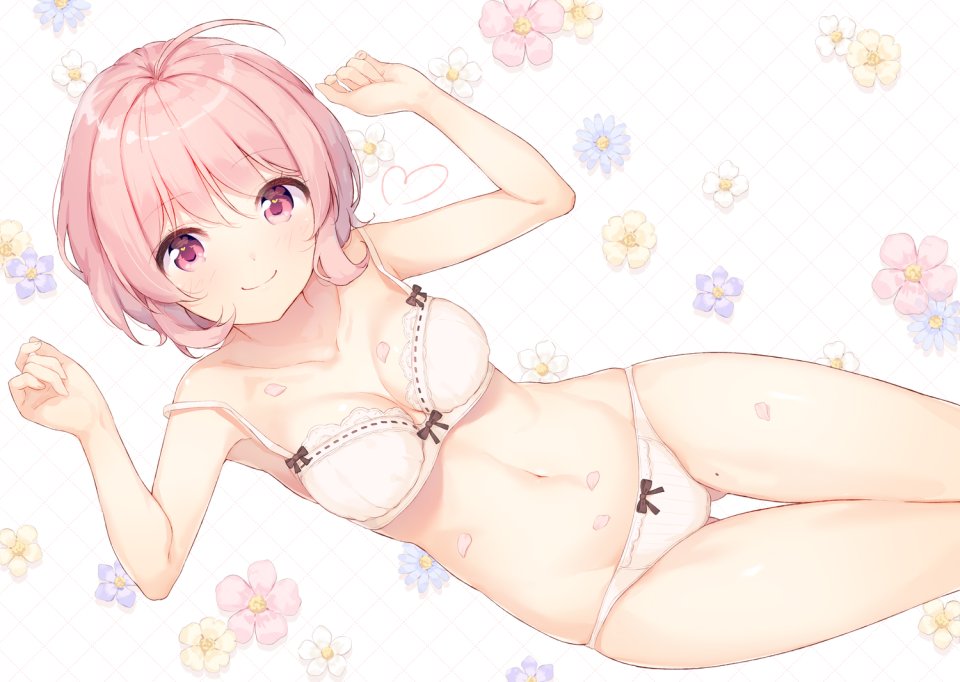 にじはしそら 原创 Bra 胸部 Cleavage 露脐 胖次 花瓣