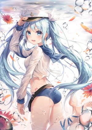 初音ミク,VOCALOID,dangmyo,裸足,水着,碧眼,青发,胸部,泡泡,长发,长袖,视线正对,回头看,横乳,開いた口,缎带,衬衫,笑顔,single,泳装,双马尾