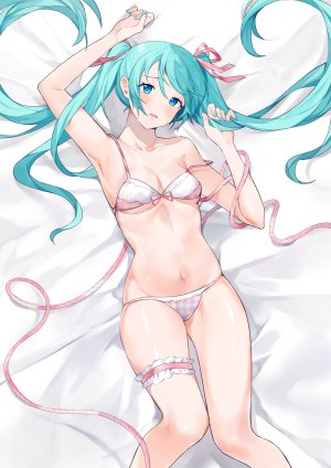 初音ミク,VOCALOID,前发,露肩,脸红,bra,长发,视线正对,横臥,露脐,開いた口,胖次,缎带,笑顔,single,双马尾,下着