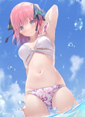 中野二乃,五等分の花嫁,6U☆,露肩,水着,脸红,胸部,发饰,视线正对,横乳,露脐,粉发,紫色眼,短发,天空,single,泳装