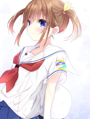 岬明乃,high_school_fleet,ふぇありぃあい,前发,碧眼,脸红,茶发,holding,缎带,学校制服,水手服,衬衫,短裙,笑顔,single,双马尾,白背景