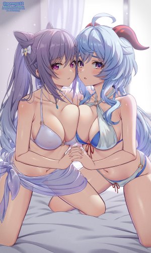 甘雨,刻晴,原神,ぽんにゅ,呆毛,水着,青發,臉紅,breasts,雙團子頭,包子頭,發飾,跪姿,長發,視線正對,露臍,項鏈,紫色眼,紫發,泳裝,雙馬尾,超長發